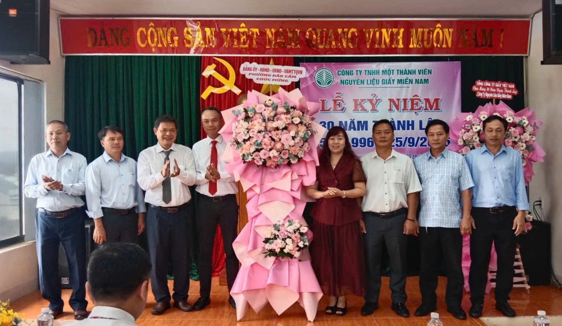 Đảng ủy Phường tặng hoa Đảng ủy Cty