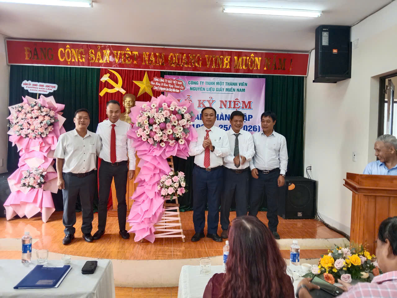 LĐ Tcty tặng hoa LĐ Cty
