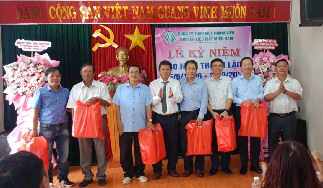 Tặng quà nguyên các Trưởng phòng, ban
