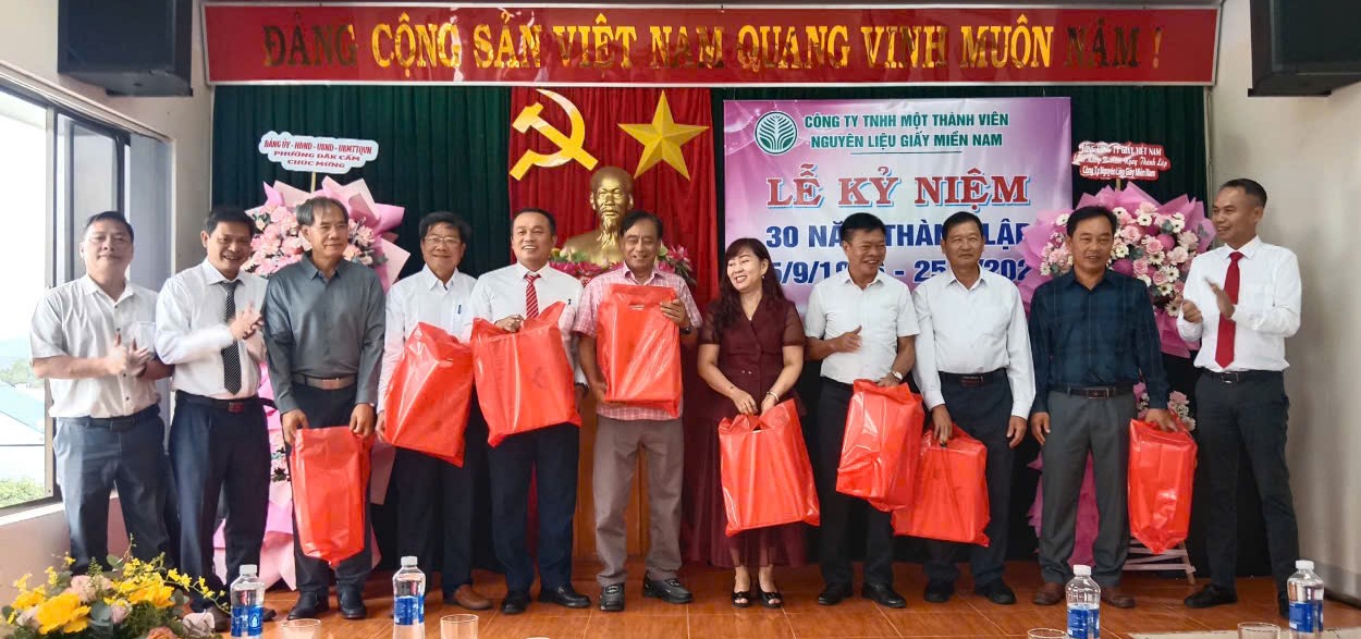 Tặng quà nguyên LĐ các thwoif kỳ